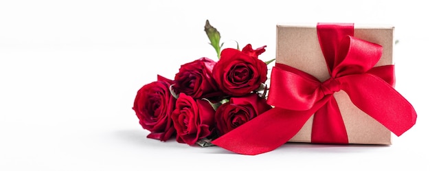 Boîte rouge avec des roses sur une surface blanche