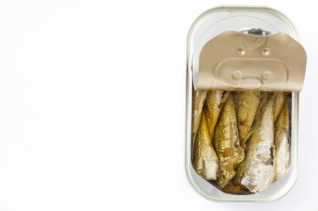 Boîte de sardines isolée sur blanc avec espace de copie