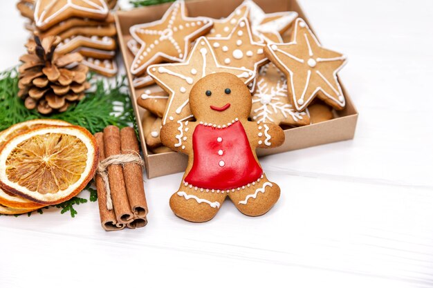 Photo boîte avec de savoureux biscuits de noël