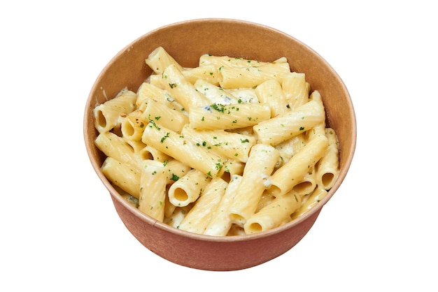 Boîte seau de livraison avec penne et fromage. Isolé avec un tracé de détourage