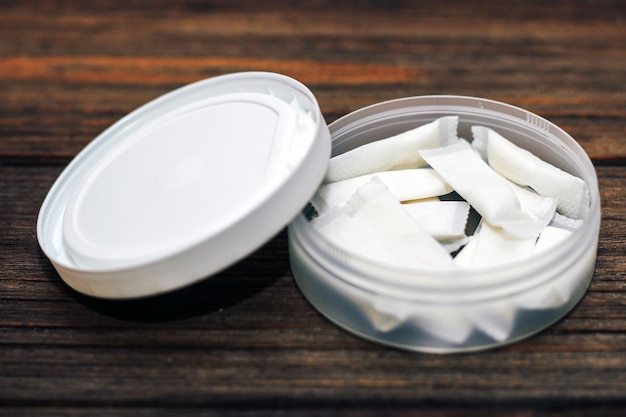 Boîte de snus avec sachets de nicotine sur fond de bois