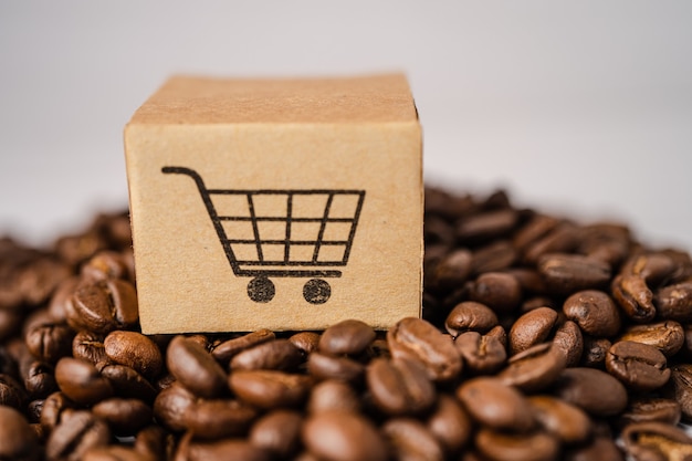 Boîte avec symbole de logo de panier d'achat sur les grains de café.