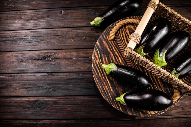 Boîte sur une table avec des aubergines mûres