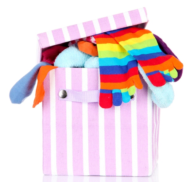 Boîte textile avec différentes chaussettes isolées sur blanc