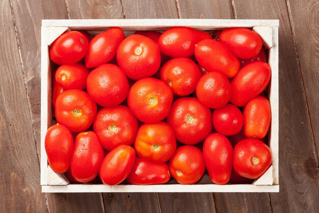 Boîte de tomates rouges