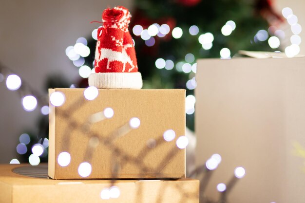 boîte de vente de Noël sur un fond de lumières et d'un arbre de Noël