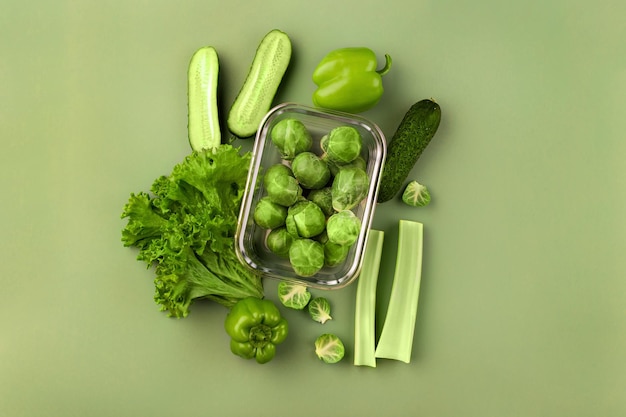 Boîte en verre avec des choux de Bruxelles frais Légumes dans des récipients en verre Concept de stockage des aliments