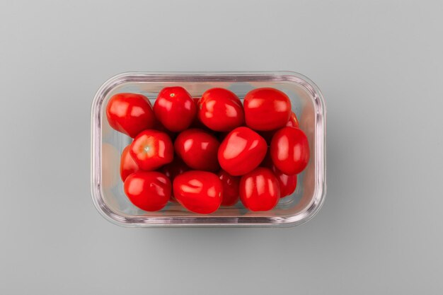 Photo boîte en verre avec tomates cerises fraîches légumes dans des récipients en verre concept de stockage des aliments