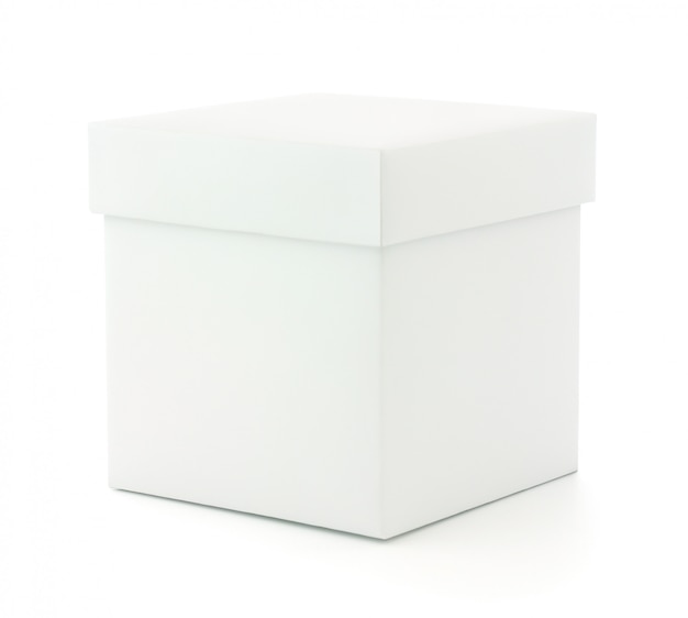 Boîte vide blanche fermée sur mur blanc