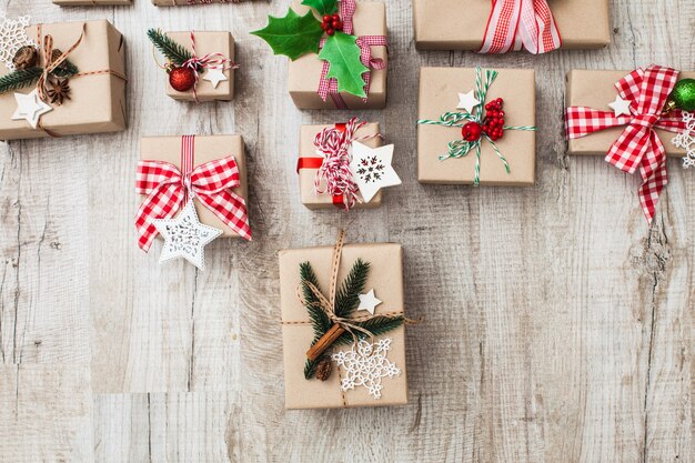 Boîtes d'artisanat de Noël décorées dans un style vintage et naturel, vue de dessus avec espace de copie