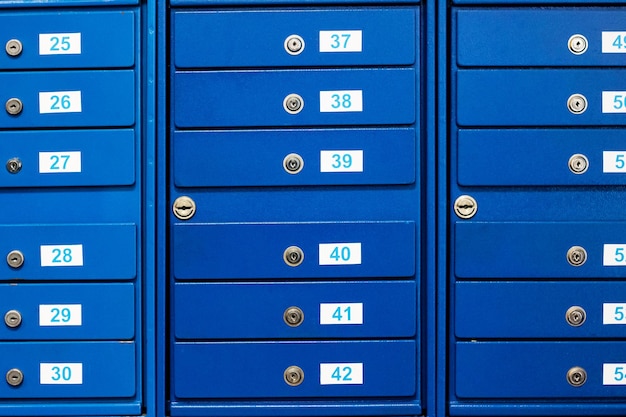 Boîtes aux lettres bleues avec des numéros close up background
