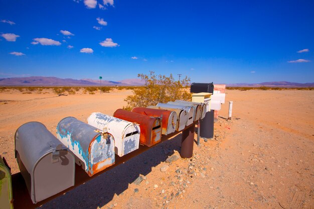 Boîtes aux lettres grunge en Californie Mohave desert USA