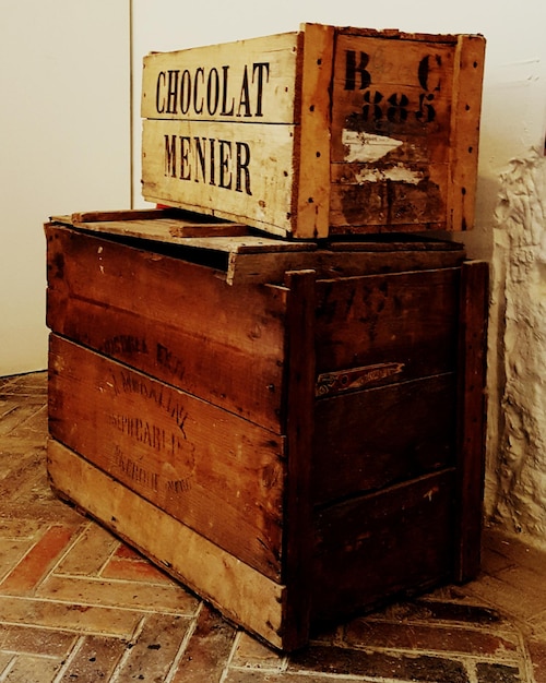 Photo des boîtes en bois contre le mur.