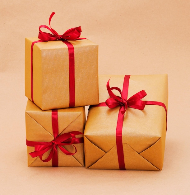 Boîtes-cadeaux ou cadeaux emballés dans du papier artisanal