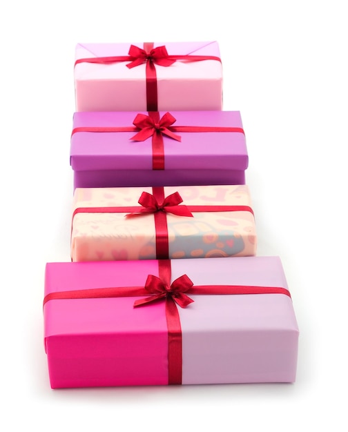 Boîtes à cadeaux cadeaux sur fond blanc isolés
