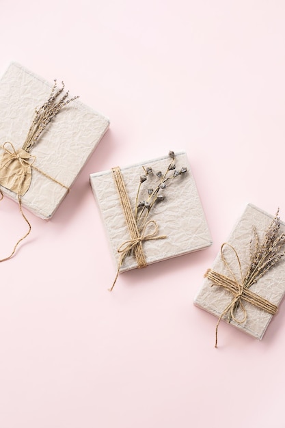 Boîtes de cadeaux décorées de fleurs séchées vue supérieure Concept de salut de cadeau de vacances