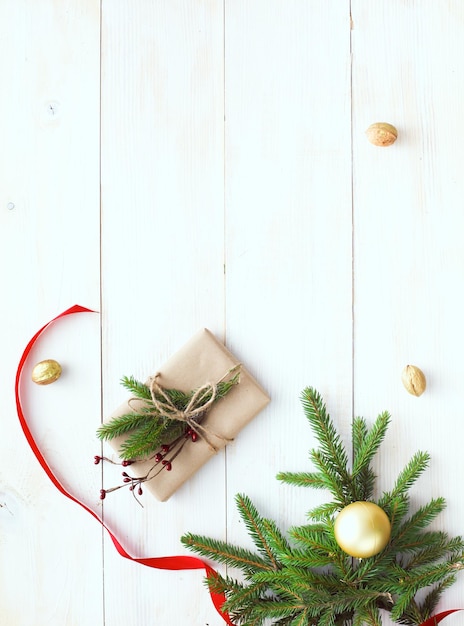 Boîtes-cadeaux de Noël et branche de sapin sur table en bois mise à plat fond de Noël