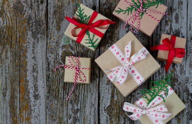 Boîtes-cadeaux de Noël à la main vue de dessus sur fond de bois rustique