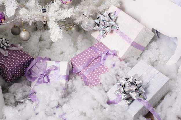 Boîtes à cadeaux sous le sapin de Noël