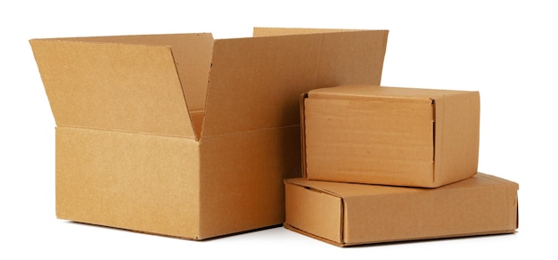 Des boîtes en carton artisanales isolées sur fond blanc