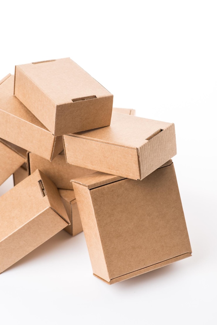 Photo boîtes en carton marron sur fond blanc