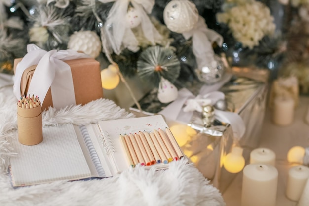 Photo boîtes de décorations de noël enveloppées dans du papier de couleur bois et des crayons en bois