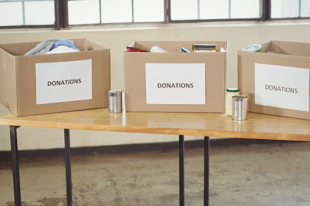 Boîtes de donation en carton sur la table