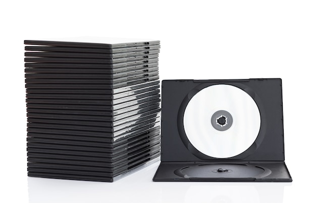 Photo boîtes de dvd avec disque sur fond blanc