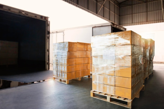 Boîtes d'emballage sur palettes Chargement dans des camions de livraison de conteneurs de fret Logistique de fret
