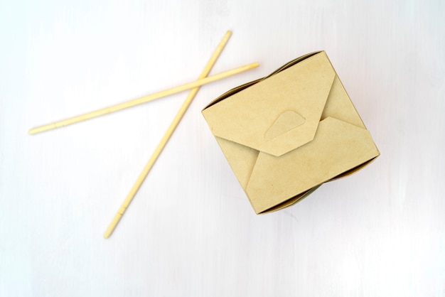 Boîtes d&#39;emballage en papier WOK fermées. Pour les fast foods asiatiques.