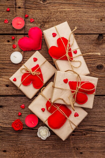 Photo boîtes de fête en papier kraft avec des coeurs en feutre rouge