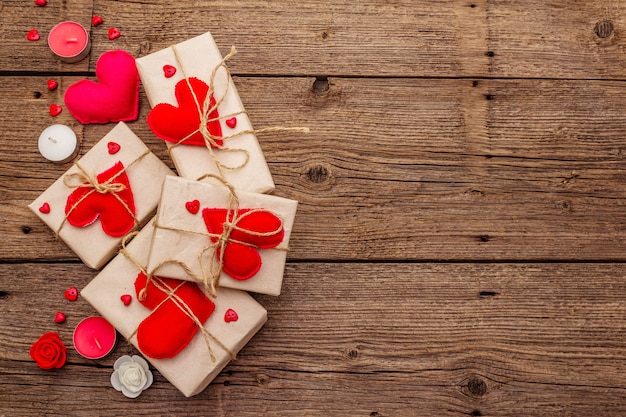 Boîtes de fête en papier kraft avec des coeurs en feutre rouge