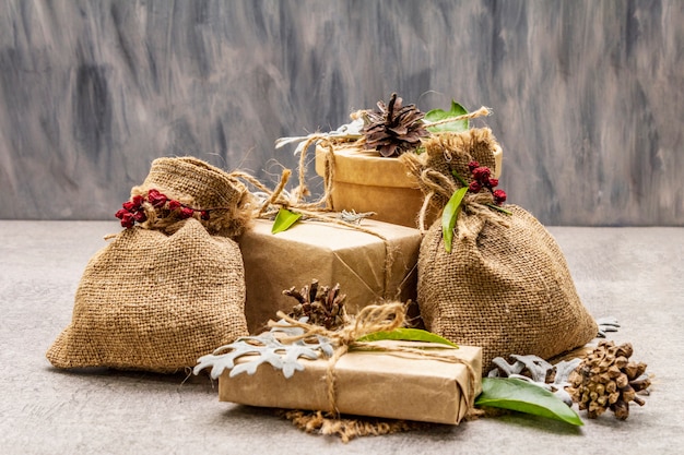 Boîtes de fête en papier kraft et sacs avec différentes décorations organiques