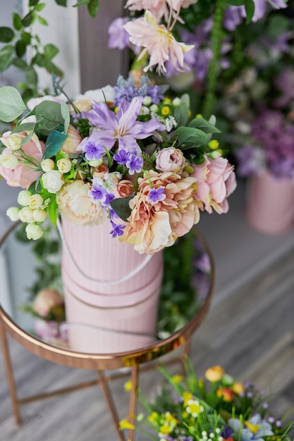 Boîtes avec des fleurs à l'intérieur