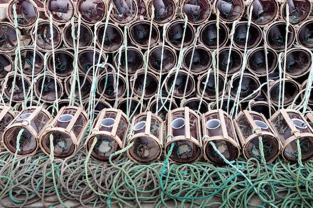 Boîtes de homard et de crabe dans un port espagnol