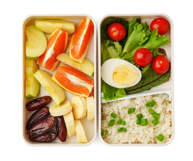 Boîtes à lunch avec des aliments sains isolés sur blanc