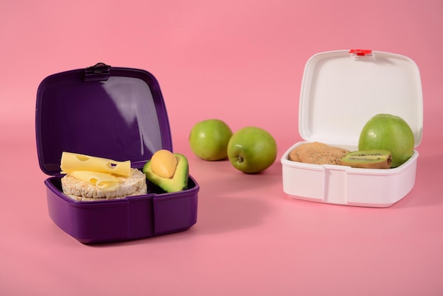 Boîtes à lunch en plastique avec des aliments sains