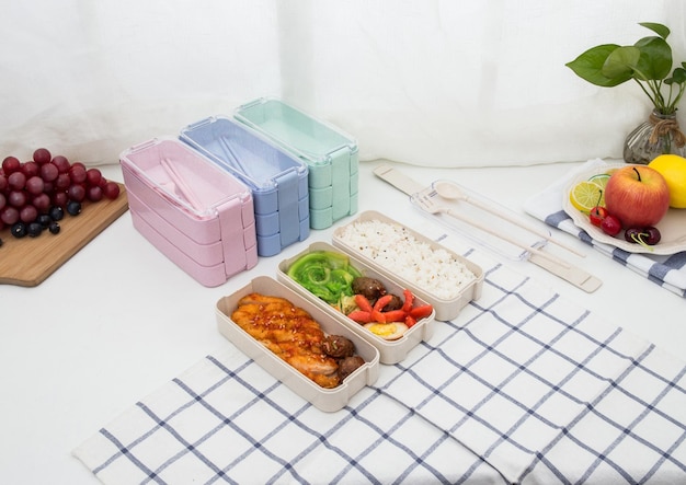 Boîtes à lunch en plastique colorées sur la table