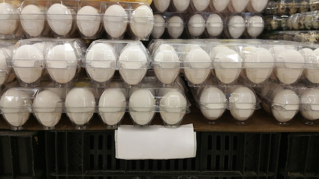Boîtes d'œufs en vente sur le marché.