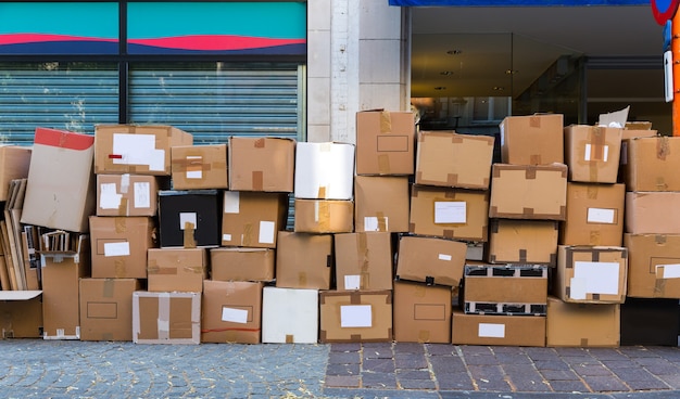 Boîtes à ordures en carton gros plan, ville européenne