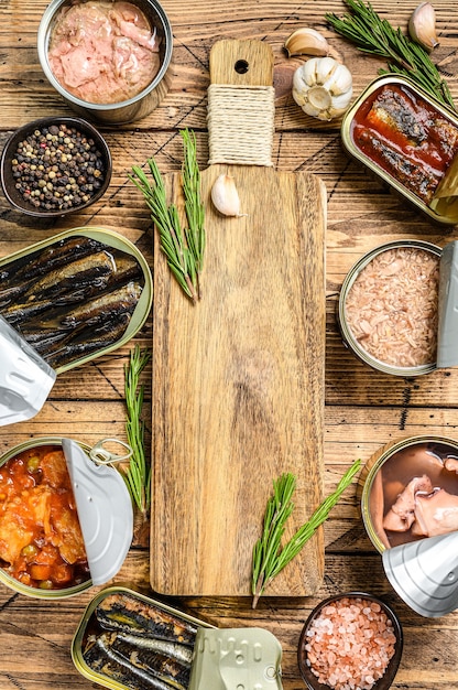 Les boîtes ouvertes se conservent avec la sauge, le saumon, les sprats, les sardines, les calmars et le thon