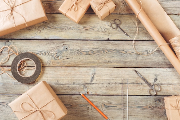 Boîtes en papier kraft, papier eco sur la table en bois.