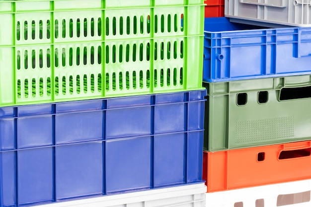 Boîtes en plastique colorées, concept logistique