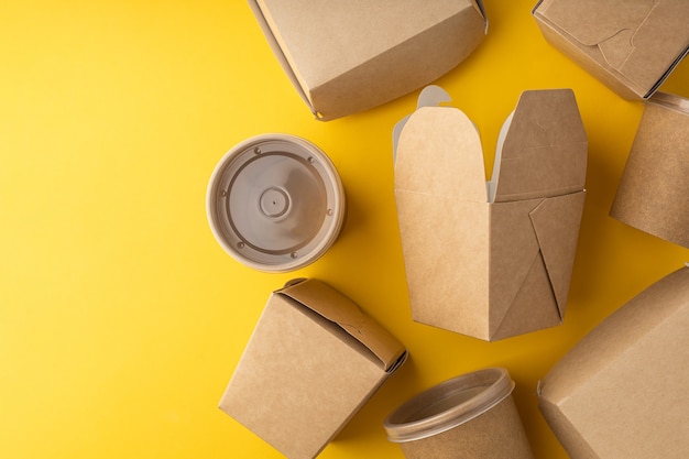 Photo boîtes en plastique pour la livraison de nourriture sur fond clair