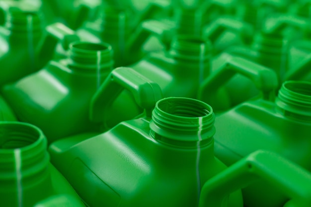 Boîtes en plastique vides de couleur verte pour les liquides