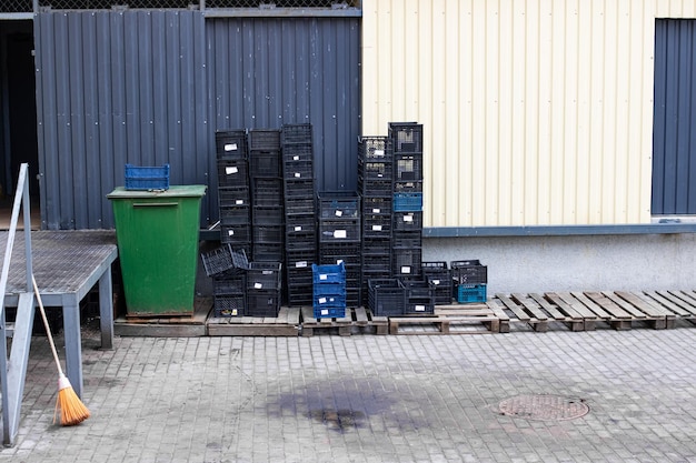 Boîtes en plastique vides dans la cour du magasin