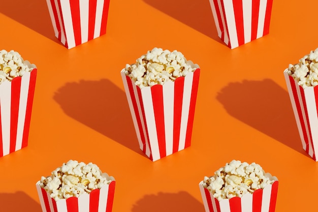 Boîtes rayées avec pop-corn sur fond orange