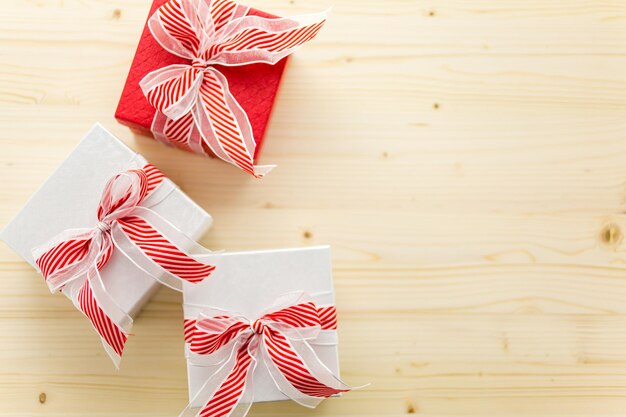 Boîtes rouges et blanches avec des cadeaux de Noël.