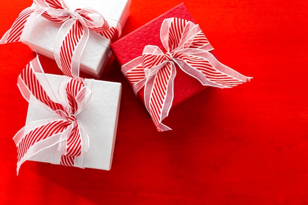 Boîtes rouges et blanches avec des cadeaux de Noël.