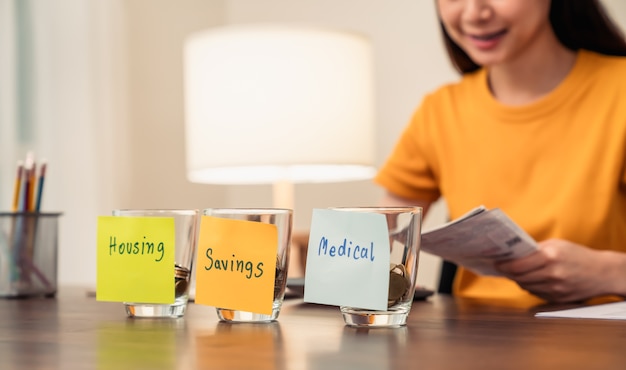 Photo boîtier médical avec papier à lettres collé sur la bouteille avec des pièces à l'intérieur